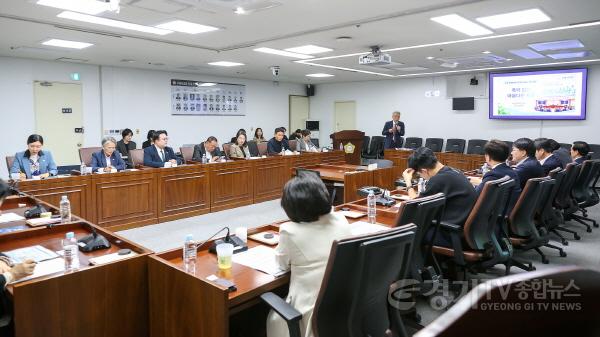 [크기변환]4대폭력예방교육 받고 있는 시흥시의회.jpg