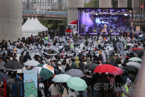 [크기변환]1-4. 24일 신갈천 일원에서열린 2026 신갈오거리 도시재생 거리축제에 시민 2만여명이 참여해 공연을 즐기고 있다.JPG