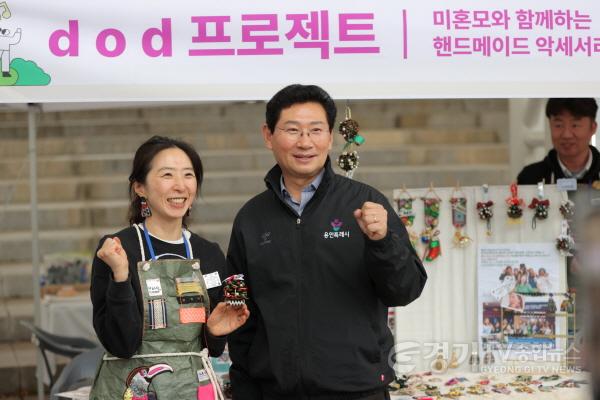 [크기변환]2-2. 이상일 용인특례시장이 24일 동백호수공원에서 열린 사회적경제 한마당에서 참가자와 기념촬영을 하고 있다.JPG