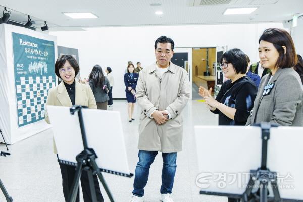[크기변환]3.아카이브 사진전을 관람하는 이계철 의장.jpg