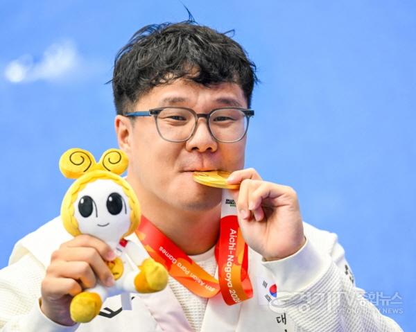 [크기변환]9-1. 22일 아이치나고야 아시안패러게임 개인혼영 150m 종목에서 금메달을 딴 용인특례시 조기성 선수.jpg