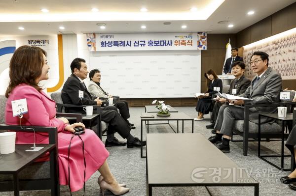 [크기변환]8-2. 정명근 화성특례시장이 신규 홍보대사들과 시정 홍보활동에 대한 의견을 나누며 환담하고 있다.jpg