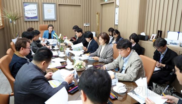 [크기변환]사진설명1 수원특례시의회가 23일 의장 집무실에서 ‘2026년 10월 의정협의회’를 열고 주요 의정 현안을 논의하고 있다.jpg