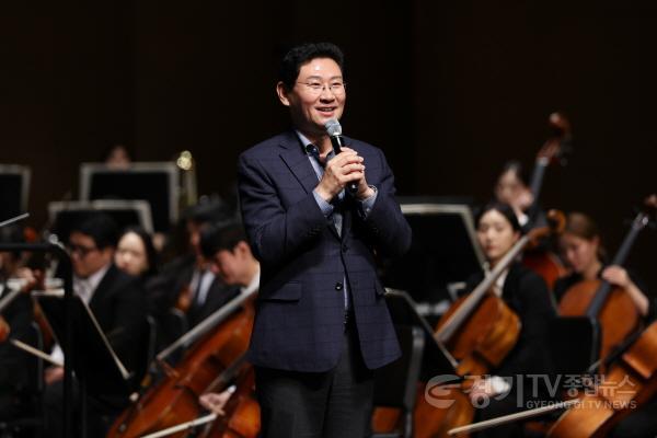 [크기변환]7-1. 이상일 용인특례시장이 22일 포은아트홀에서 열린 제3회 장애인 한마음열린음악회에 참석해 인사말하고 있다.jpg