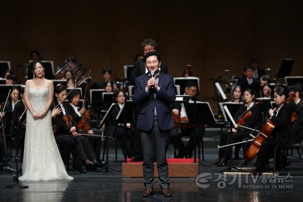 [크기변환]7-2. 이상일 용인특례시장이 22일 포은아트홀에서 열린 제3회 장애인 한마음열린음악회에 참석해 인사말하고 있다.jpg