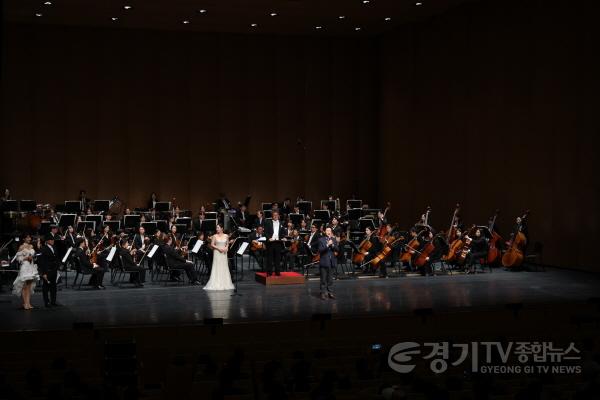 [크기변환]7-3. 이상일 용인특례시장이 22일 포은아트홀에서 열린 제3회 장애인 한마음열린음악회에 참석해 인사말하고 있다.jpg