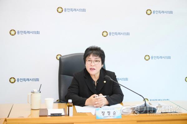 [크기변환]사진3. 용인특례시의회(의장 장정순)는 23일 의회 4층 대회의실에서 정책지원관들의 애로사항을 청취하고 효율적인 의정활동 지원 방안을 모색하기 위한 소통 간담회를 개최했다.jpg