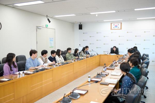 [크기변환]사진2. 용인특례시의회(의장 장정순)는 23일 의회 4층 대회의실에서 정책지원관들의 애로사항을 청취하고 효율적인 의정활동 지원 방안을 모색하기 위한 소통 간담회를 개최했다.jpg