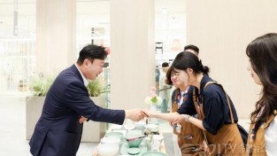 [크기변환]1 성수석 이천시장, 롯데백화점 동탄점 이천도자기 팝업 현장 방문 1.jpg