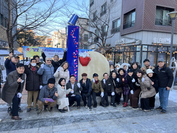 [경기티비종합뉴스] 경기도의회 농정해양위원회 이오수 경기도의원, 광교카페거리 조형물 제막식 참석