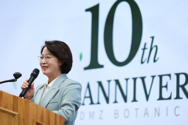 [경기티비종합뉴스] 포천 국립수목원에서 국내외 생태·환경 관계자 만난 추미애,“DMZ는 생명을 지켜온 공간. 보존하고 평화의 상징으로 지켜나가야”