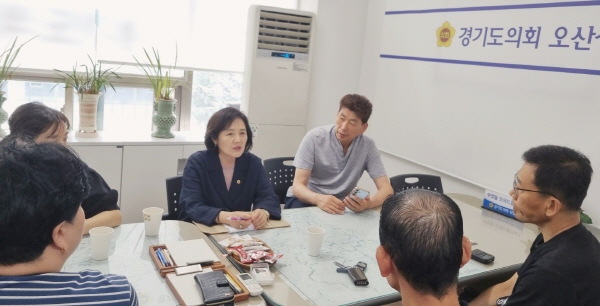 [경기티비종합뉴스] 김영희 경기도의원, 오산상담소서 문시배드민턴클럽과 정담회…문시체육관 시설 개선 논의