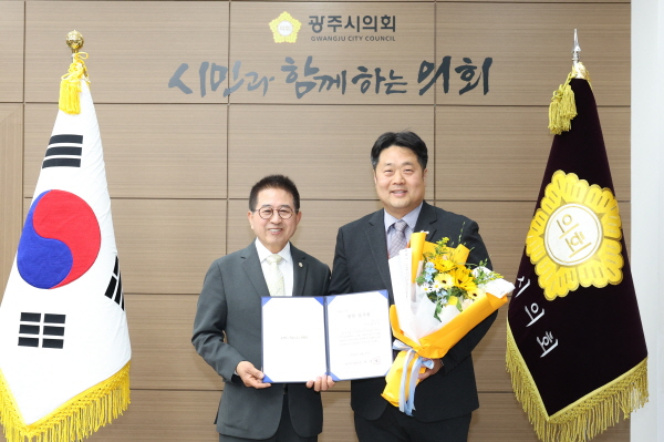 [경기티비종합뉴스] 광주시의회 허경행 의장, 4월 칭찬공무원 선정