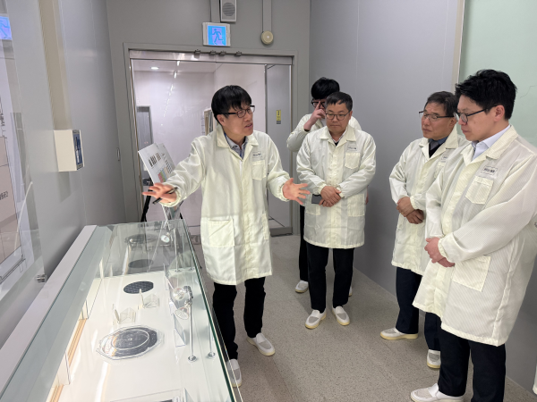 [경기티비종합뉴스] 경기도,  미래성장산업과 한국나노기술원 ‘양자팹’ 활용 정책 논의…양자산업 중심지 도약