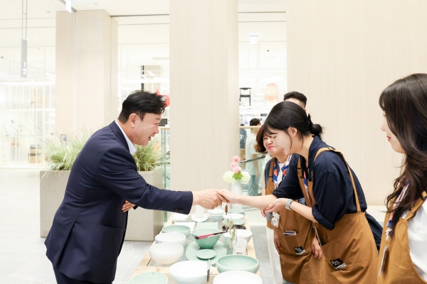 [경기티비종합뉴스] 성수석 이천시장, 롯데백화점 동탄점 이천도자기 팝업 현장 방문