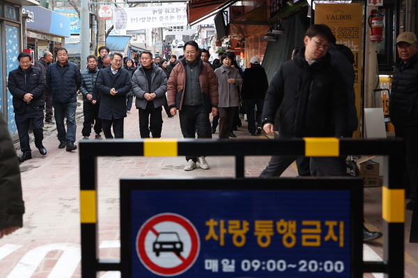 [경기티비종합뉴스] 경기도 김동연 지사, 부천 제일시장 다시 찾아 피해수습 점검하고 상인들 위로