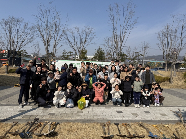[경기티비종합뉴스] 안성시시설관리공단 이정찬 이사장, 서안성체육센터,  시민 참여형 탄소중립 ‘내 나무 심기’ 행사 개최