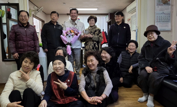 [경기티비종합뉴스] 수원특례시의회 유재광 의원, 서둔동 희성연인아파트 입주민들로부터 감사패 수상