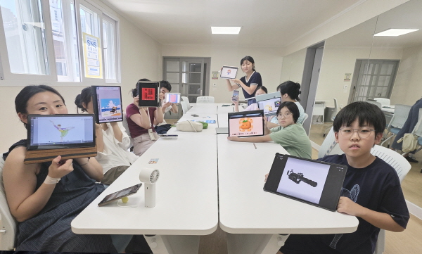 [경기티비종합뉴스] 용인특례시, 신갈오거리서 주민과 함께하는 ‘디지털 드로잉 굿즈 만들기’ 운영