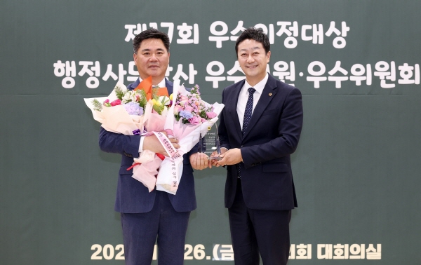 [경기티비종합뉴스] 경기도의회 정하용 의원, 제17회 우수의정대상 및 2025년 행정사무감사 우수의원 동시 수상 영예