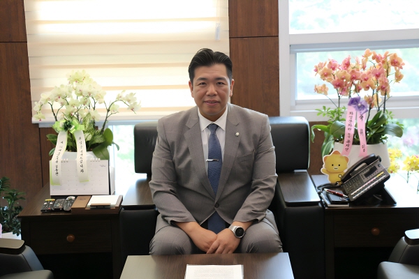 [경기티비종합뉴스] "특별 인터뷰" 화성특례시의회 이계철 의장, 지역 언론인과의 소통 및 차담회 열어… "시민 신뢰받는 의회 만들겠다"