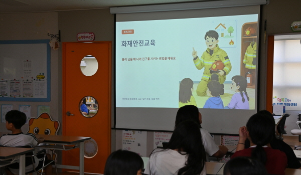 [경기티비종합뉴스] 화성도시공사 한병홍 사장, 임직원이 만든 팝업북으로 어린이 안전·환경교육 실천
