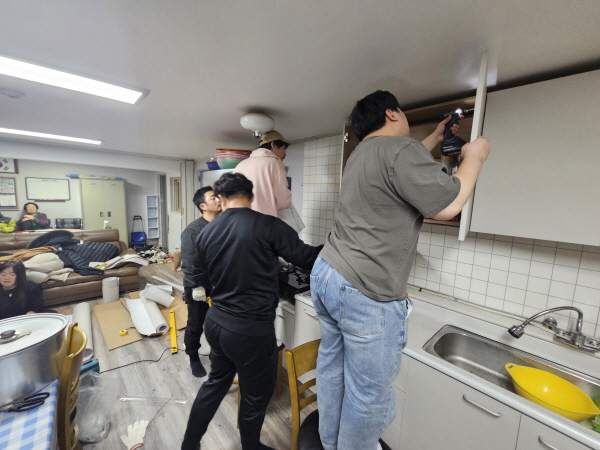 [경기티비종합뉴스] 수원특례시, 김동은 대표의원, 장안시민연대와 함께 경로당 환경개선 봉사활동 펼쳐