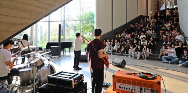 [경기티비종합뉴스] 수원시 팔달구 황규돈 구청장, 청소년들의 끼와 열정 가득했던‘2026 팔달구 우리동네 학생 버스킹’성료