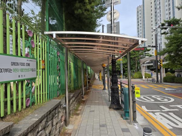 [경기티비종합뉴스] 용인특례시 수지구, 신촌초 통학로에 캐노피 설치