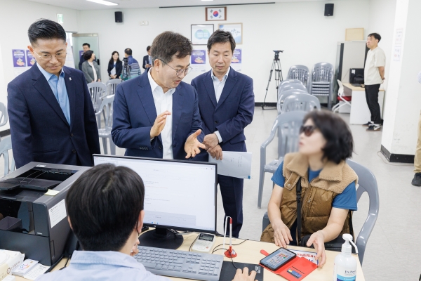 [경기티비종합뉴스] 김동연, 고유가 피해지원금 현장 방문. 담당 직원 등 격려