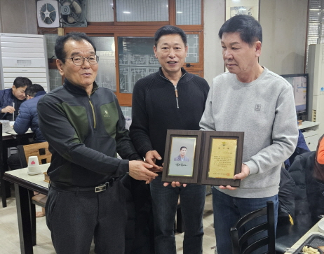 [경기티비종합뉴스] 수원특례시의회 유재광 의원, 서둔동 자율방범대원 일동으로부터 감사패 수상