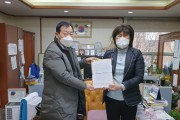 [하남시의회] 방미숙 의장  상산곡동 기업이전부지 축소 서명부 전달받아