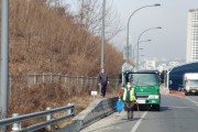 [용인시]  기흥구, 신갈우회도로서 1톤 트럭 3대 분량 쓰레기 수거   -경기티비종합뉴스-