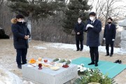 [수원시의회] 조석환 의장  故 심재덕 시장 12주기 묘소 참배  -경기티비종합뉴스-
