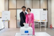 평택시을 , 미래통합당 유의동 후보, 배우자와 함께 총선투표