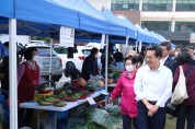 [경기도]  김동연, 구청사에서 열린 농산물 직거래장터 찾아 “인근 지역상권 활성화 노력 필요”    -경기티비종합뉴스-