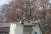 [여주도시관리공단]  고령 주민의 주택 지붕 퇴적물 제거 작업 실시   -경기티비종합뉴스-