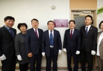 [수원특례시의회]   ‘정책담당관’ 현판식 개최  적극적 지방자치의 초석 될 것   -경기티비종합뉴스-