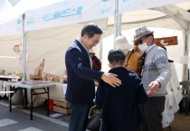 [경기도] 김동연 지사, 경기도청 봄꽃축제 찾아 도민·소상공인과 소통   -경기티비종합뉴스-