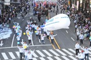 [경기티비종합뉴스] 경기국제공항유치시민협의회, 비행기 높이 들고 행진