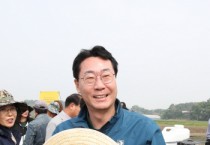 [화성시]  정명근 시장, 풍년 기원하는 수향미 모내기   -경기티비종합뉴스-