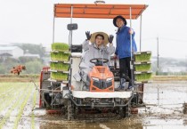 [경기티비종합뉴스]  윤성진 화성특례시장 권한대행 , ‘자율주행 모내기 시연회’ 개최... 스마트농업 확산 본격화