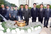 [경기티비종합뉴스] 이재준 수원특례시장, 추미애 경기도지사 당선인과 현충탑 참배