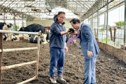 [경기티비종합뉴스] 경기도의회 이오수 의원, 축산농가 악취 개선하여 상생 방안 찾자...피트모스 활용 농가 방문 통해 지원책 마련
