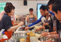 [경기티비종합뉴스] 경기도농수산진흥원 최창수 원장, 라오스 외국인 계절근로자와 한국 식문화 체험…안정적 농촌 정착 지원