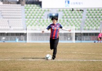 [경기티비종합뉴스] 수원특례시의회 장미영 문화체육위원장, 수원FC위민 홈 개막전 시축