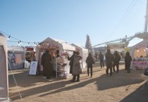 [경기티비종합뉴스] 여주세종문화관광재단 이순열 이사장,  출렁다리 야경 아래 크리스마스 마켓… ‘핑크 홀리데이 여주’