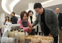 [경기티비종합뉴스] 경기도의회 김진경 의장, 설 명절맞이 노인일자리 생산품 판매행사 방문… 노인 일자리 활성화와 가치 확산 다짐