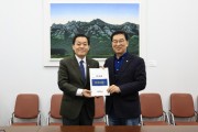 [경기티비종합뉴스] 이재준 수원특례시장, 대한민국특례시시장협의회, 국회 행안위원장에 ‘특례시 지원에 관한 특별법 제정 촉구 건의문’ 전달
