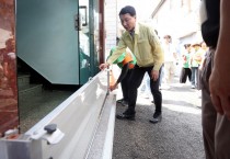 [경기티비종합뉴스] 경기도, 김성중 행정1부지사, 반지하주택 밀집지역에서 빗물받이 정비 동참